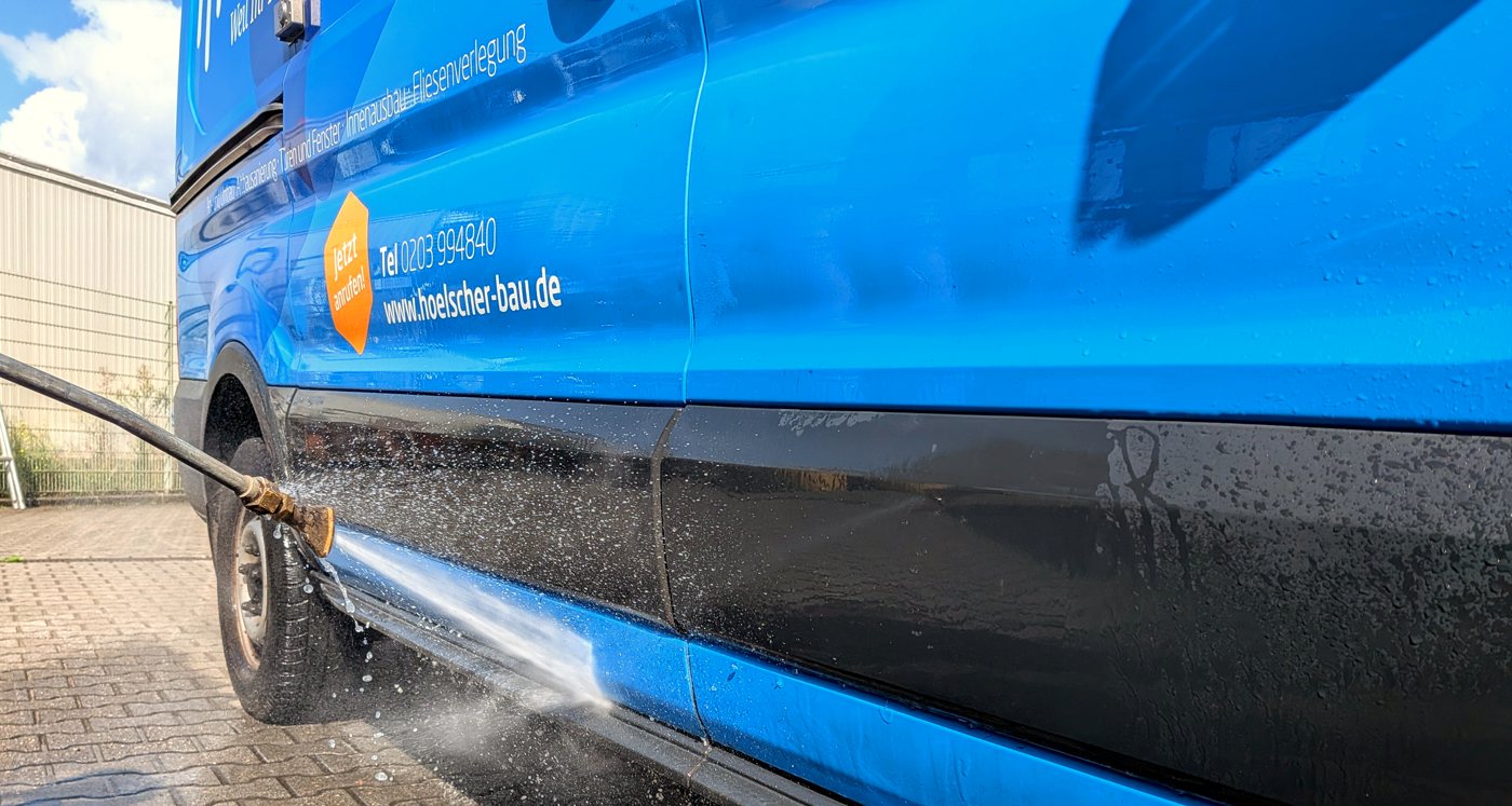 Firmentransporter wird mit dem Hochdruckreiniger gewaschen